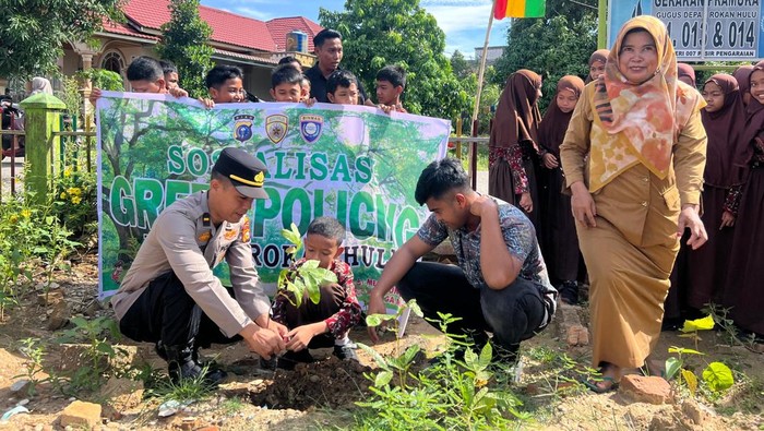 Gerakan Green Policing Polres Rohul Tanam Pohon di 27 Sekolah - Update 2