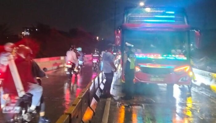 Flyover Pesing Jakbar Ambruk? Bus Gangguan & Lalin Macet Merajai Malam Ini!