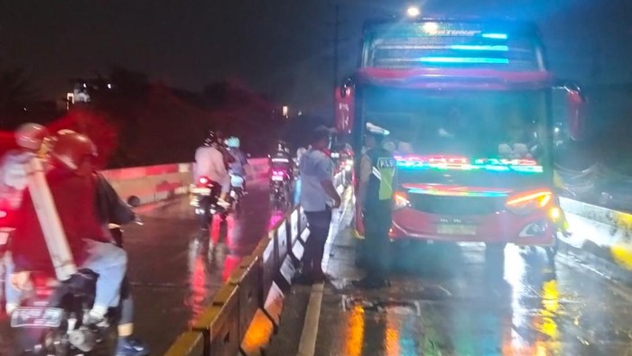 Flyover Pesing Jakbar Ambruk? Bus Gangguan & Lalin Macet Merajai Malam Ini!