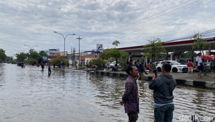 Krisis Pompa Penyedot di Semarang, Banjir Tak Surut, Warga Berdesak-desakkan