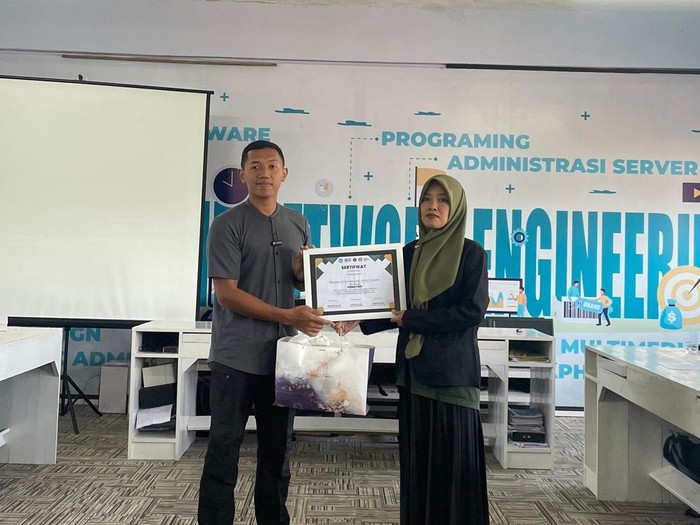 Dari Tim Brimob, Penghargaan dari Pemkot Salatiga untuk Keamanan Siber yang Solid!