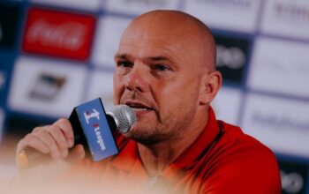 Pelatih Belanda Bali United: Naik Skuter Matic, Namun Menjadi Inspirasi di Dunia Sepak Bola!