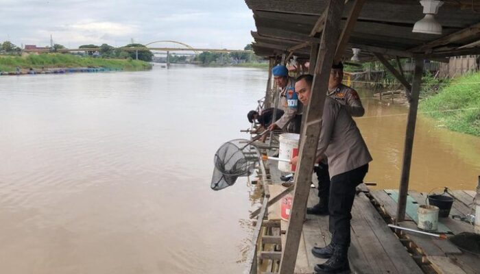 Polsek Kawasan Pelabuhan Siak, Kapal Ajaib Bersihkan Sampah di Sungai!