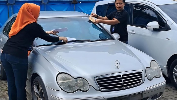 Samsat Serang Tempel Stiker ke Mercy: Pemungutan Pajak Mobil Ditargetkan!
