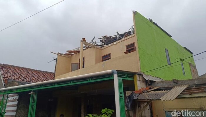“Dari Langit sampai Bumi: Penampakan Rumah Rusak Diterjang Puting Beliung di Bojonggede Bogor”