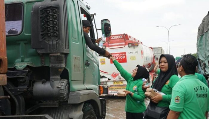 “Tragedi Banjir di Jateng: Pemprov Berikan Bantuan Makan kepada Pengemudi Truk yang Terjebak”