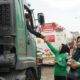 “Tragedi Banjir di Jateng: Pemprov Berikan Bantuan Makan kepada Pengemudi Truk yang Terjebak”