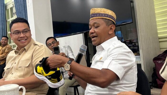 Bahlil Dukung UMKM Lewat Sepatu ‘ESDM’ Rp 250 Ribu, Pamer di Depan Kamera!