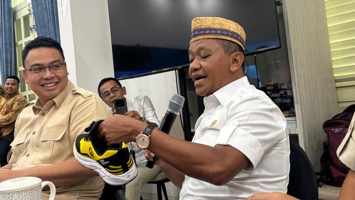 Bahlil Dukung UMKM Lewat Sepatu 'ESDM' Rp 250 Ribu, Pamer di Depan Kamera!