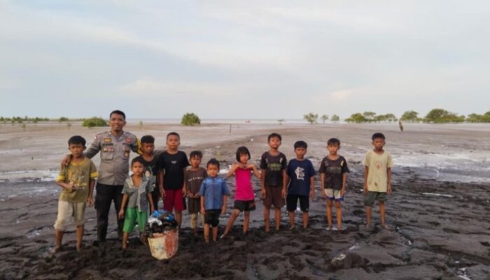 Jaga Pantai Gelombang Cinta, Bhabin Meranti Ajak Anak Suku Akit Tanam Mangrove – Update 2