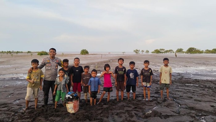 Jaga Pantai Gelombang Cinta, Bhabin Meranti Ajak Anak Suku Akit Tanam Mangrove - Update 2