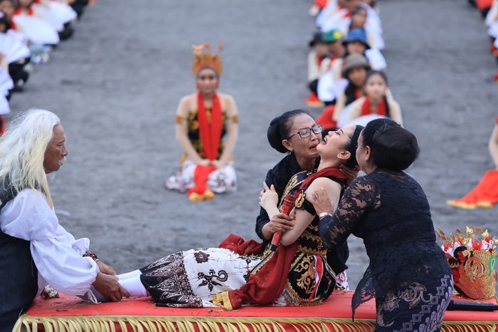 Dari 1.400 Penari Gandrung Sewu, Emosi Diaspora RI di AS Terpikat dalam Prosesi Sakral