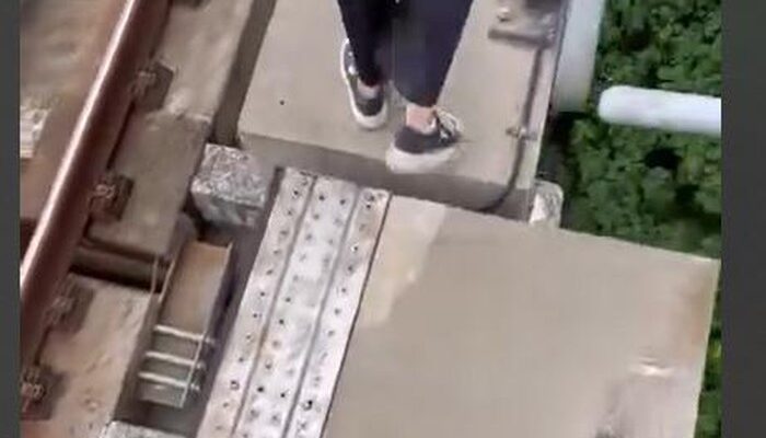 Menghentak! LRT Jabodebek Gangguan Bikin Penumpang Gemetar Jalan Kaki di Lintasan