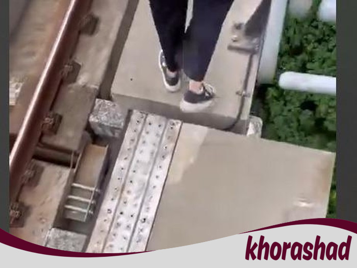 Menghentak! LRT Jabodebek Gangguan Bikin Penumpang Gemetar Jalan Kaki di Lintasan