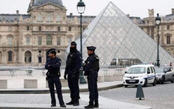 “Dunia Hari Ini: Tersangka Pembobol Museum Louvre Ditangkap, Membongkar Misteri Seabad!”