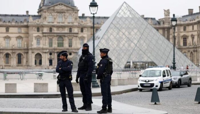 “Dunia Hari Ini: Tersangka Pembobol Museum Louvre Ditangkap, Membongkar Misteri Seabad!”