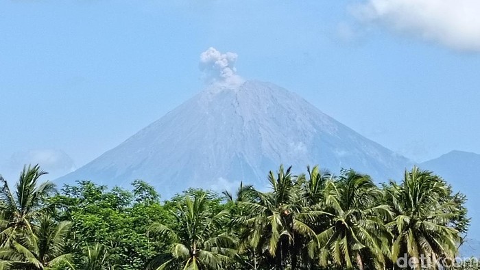 **124 Letusan Semeru dalam 24 Jam, Warga Dijauhkan 8 Km dari Gunung**