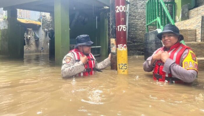 “Dalam Bahaya! Pemukiman Kebon Pala Terendam Banjir 1,2 M, Warga Terancam.”
