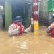 “Dalam Bahaya! Pemukiman Kebon Pala Terendam Banjir 1,2 M, Warga Terancam.”