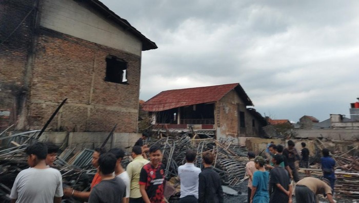 KebakaranGEDUNG Dekorasi Pesta di Jaktim: Kerugian Rp 1,7 Miliar, 700 Meter Persegi Terbakar