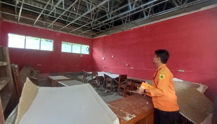 Angin Kencang Menyebabkan Atap Ruang Kelas 2 SD di Tenjo Bogor Rusak
