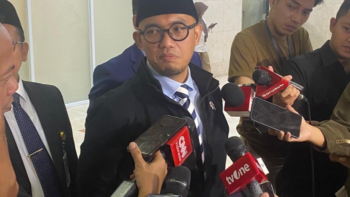 Rok Tinggi-tinggi Kru Pesawat Haji: Respons Dahnil yang Membuat Komisi VIII DPR Berdebat!