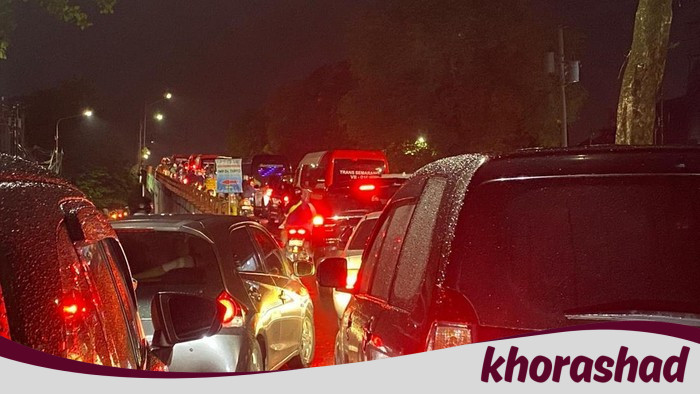 Tak Bisa Bergerak! Kisah Tragis Pengendara Tertimpa Banjir di Semarang