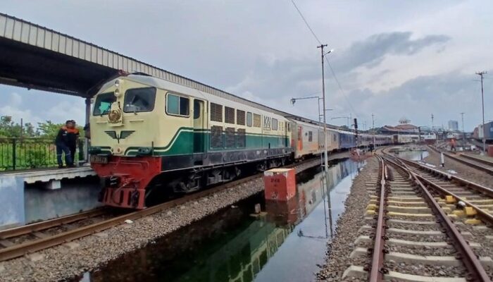 16 Rute Kereta Api Diputar Imbas Genangan, Ribuan Penumpang Terdampak!