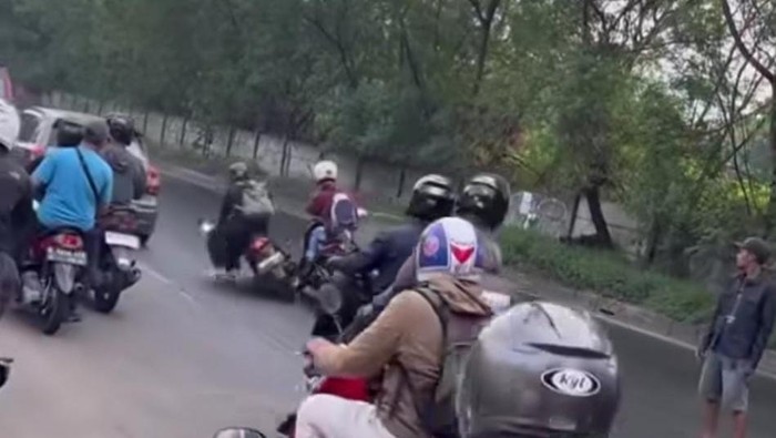 Tragedi Jalan: Motor-Motor Jatuh Akibat Minyak Truk di Jaktim, Viral!