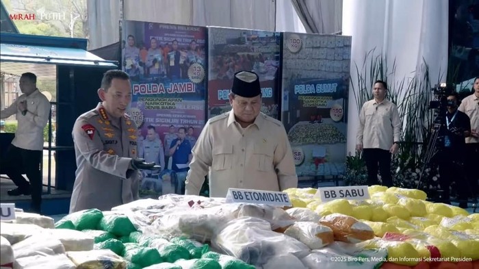 [Didampingi Kapolri, Prabowo Terkaget-kaget Dengan Jumlah Narkoba 214 Ton yang Akan Dimusnahkan]