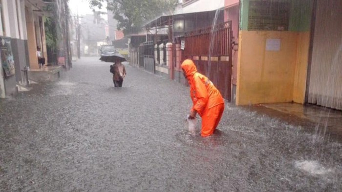 Hujan Deras dan Kali Meluap, 35 RT di Petogogan-Pela Mampang Jaksel Banjir - Update 2