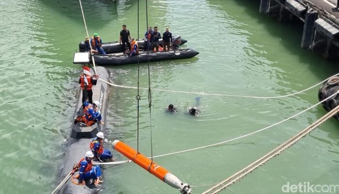 Kapal Selam Tanpa Awak KSOT Uji Tembak di Laut Surabaya, Dipantau Prabowo – Update 2