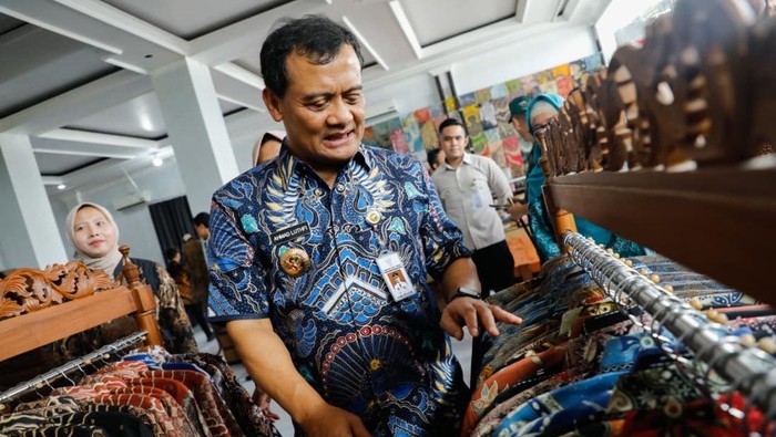 Batik Sragen Jadi Motor Ekonomi Rakyat, Ahmad Luthfi Dorong UMKM di Daerah Ini