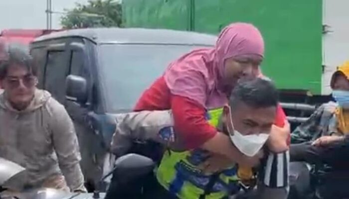 Gempita Bantuan, Polantas Selamatkan Warga dan Sopir Truk dari Banjir Kaligawe Semarang