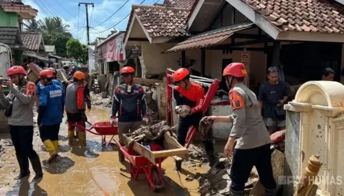 Brimob Polda Jabar Bantu Evakuasi dan Pemulihan Dampak Banjir Sukabumi: Solidaritas Masyarakat dalam Menangani Bencana