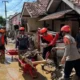 Brimob Polda Jabar Bantu Evakuasi dan Pemulihan Dampak Banjir Sukabumi: Solidaritas Masyarakat dalam Menangani Bencana