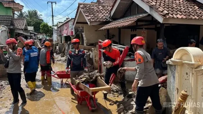 Brimob Polda Jabar Bantu Evakuasi dan Pemulihan Dampak Banjir Sukabumi: Solidaritas Masyarakat dalam Menangani Bencana