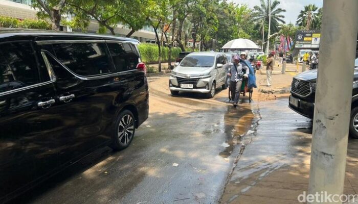 Dari Siomay hingga Banjir, Cerita Pedagang di Kemang Jaksel yang Tak Terduga!