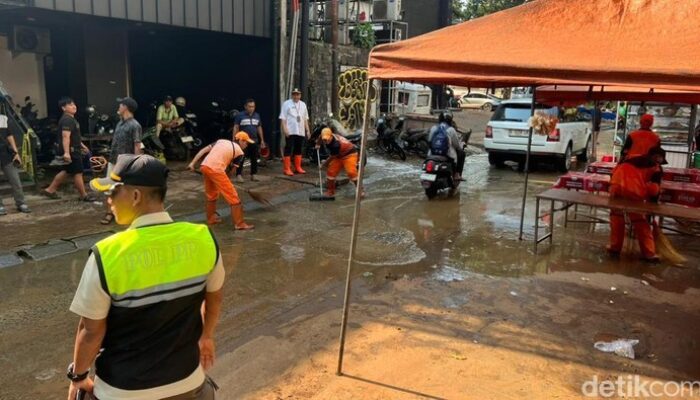 Bersama Pasukan Oranye Bersihkan Sampah dan Lumpur Sisa Banjir di Kemang Jaksel, Masyarakat Jaksel Jelang Rekonstruksi Berbasis Solidaritas