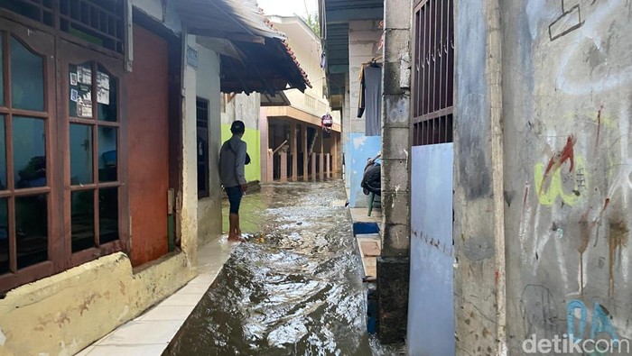 Tanggul Baswedan Jebol, 10 RT di Jati Padang Terendam Banjir, 2 Rumah Rusak: Bencana yang Tak Terduga