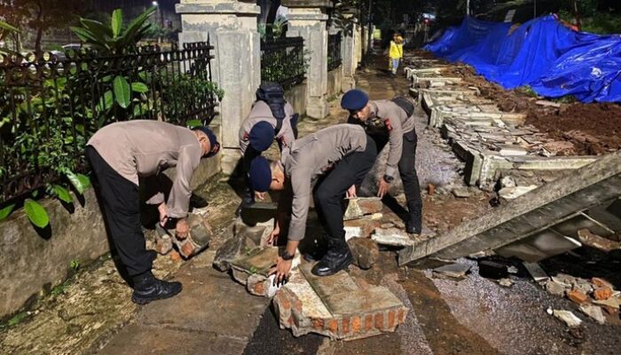 Brimob Polda Metro Jaya Bantu Tangani Tembok Pembatas TPU Jeruk Purut Roboh: Darurat Kemanusiaan atau Bencana Pengelolaan?
