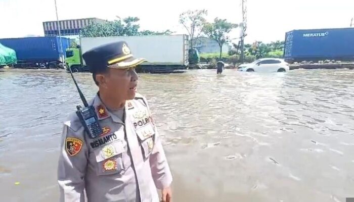 “Jalan Raya Kaligawe Semarang Masih Tergenang, Warga Siang Ini Minta Perhatian!”