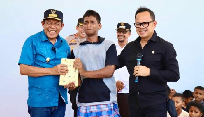 **Wamendagri: Pemerataan Pendidikan Buton Tengah Menjadi Contoh untuk Indonesia**