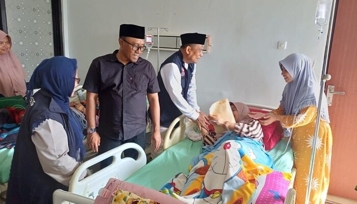 [Kemensos Salurkan Santunan Korban Robohnya Atap Ponpes di Situbondo]