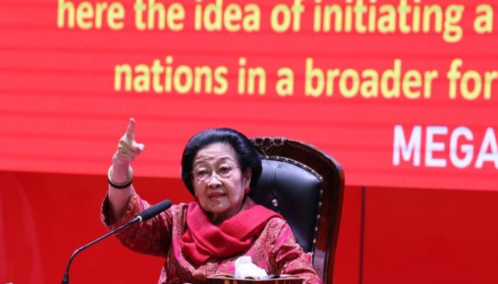 “Rahasia di Belakang Genggaman Megawati: Kenapa Tak Ada Ponsel dalam Tangan Politisi Berpengaruh Ini?”