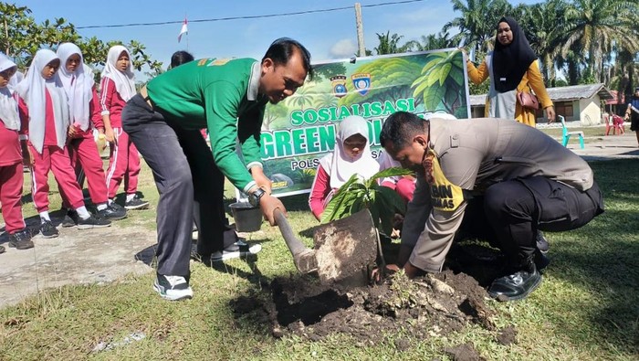 Dari 22 Lokasi, Polres Rohul Gandeng Warga dalam Gerakan Green Policing yang Mengagumkan!