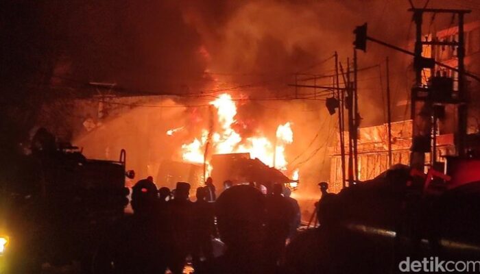 Api Membalas: Truk Tangki BBM Terguling, Cianjur Dalam Kebakaran Menyedihkan