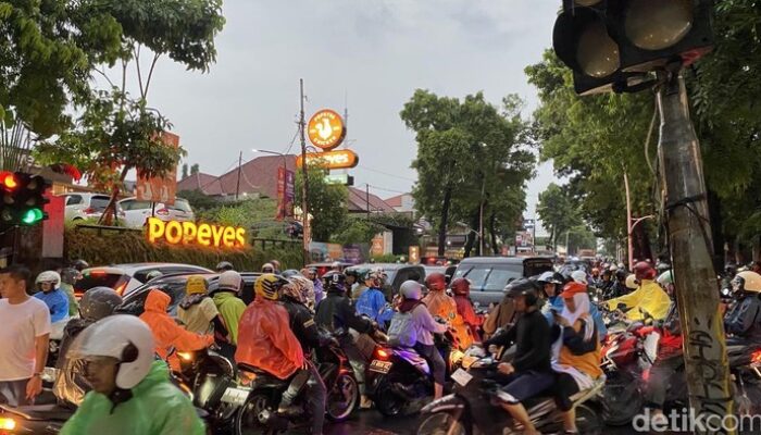 “Tersisa Cerita Perjuangan Tembus Macet Panjang Gara-gara Banjir Kemang: Dari Lumpur ke Harapan, Kisah yang Tak Pernah Padam”
