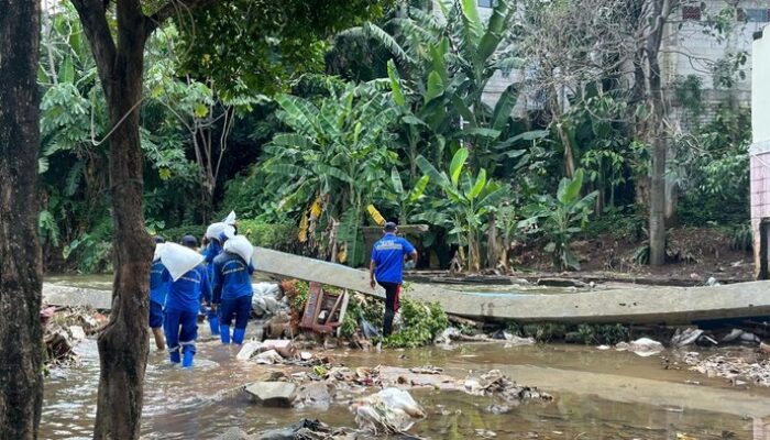 “Tanggul Baswedan Jebol, Karung Pasir Tidak Mampu Menahan Luapan”