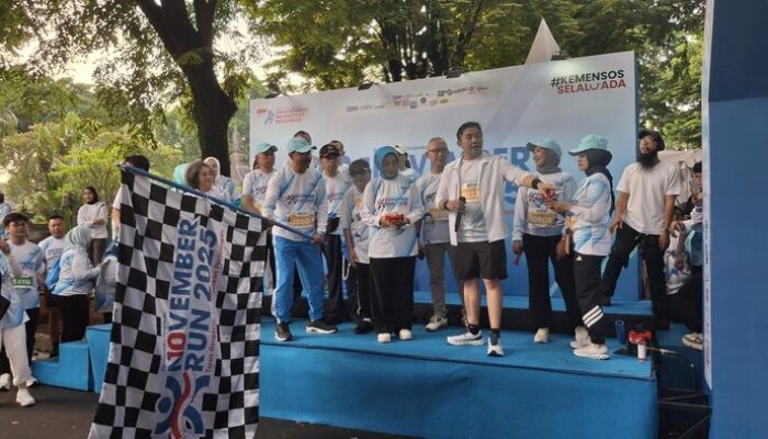 November Run Bersama Kemensos, Ribuan Peserta Lari Bersama Mensos-Seskab Teddy